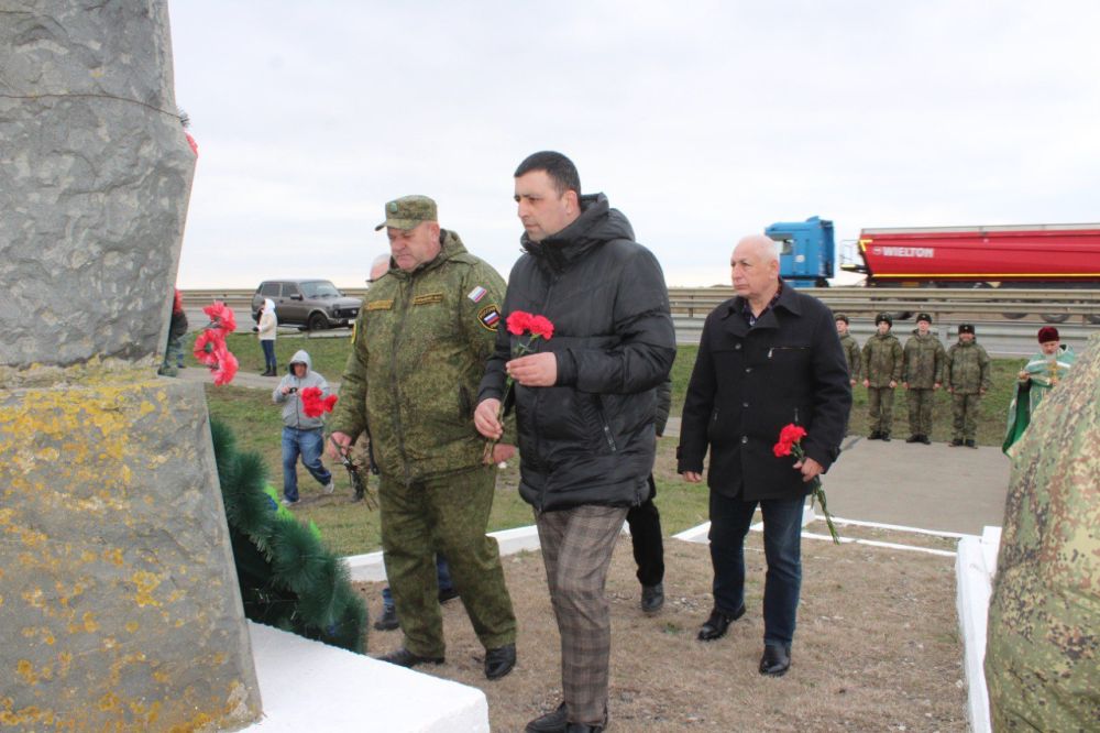 У Памятного знака на Ак-Монайском перешейке прошло памятное мероприятие У Памятного знака на Ак-Монайском перешейке прошло памятное мероприятие