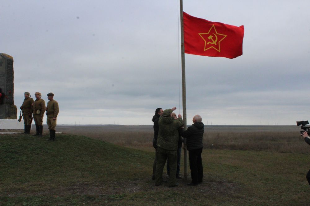 У Памятного знака на Ак-Монайском перешейке прошло памятное мероприятие У Памятного знака на Ак-Монайском перешейке прошло памятное мероприятие