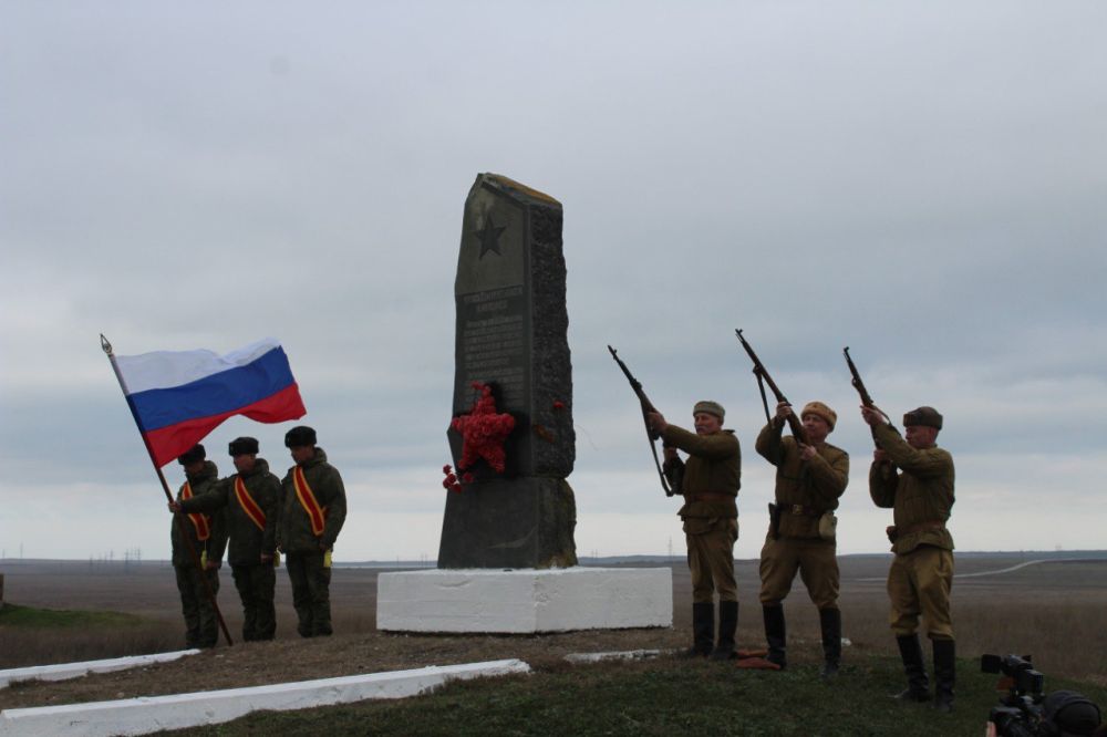У Памятного знака на Ак-Монайском перешейке прошло памятное мероприятие У Памятного знака на Ак-Монайском перешейке прошло памятное мероприятие