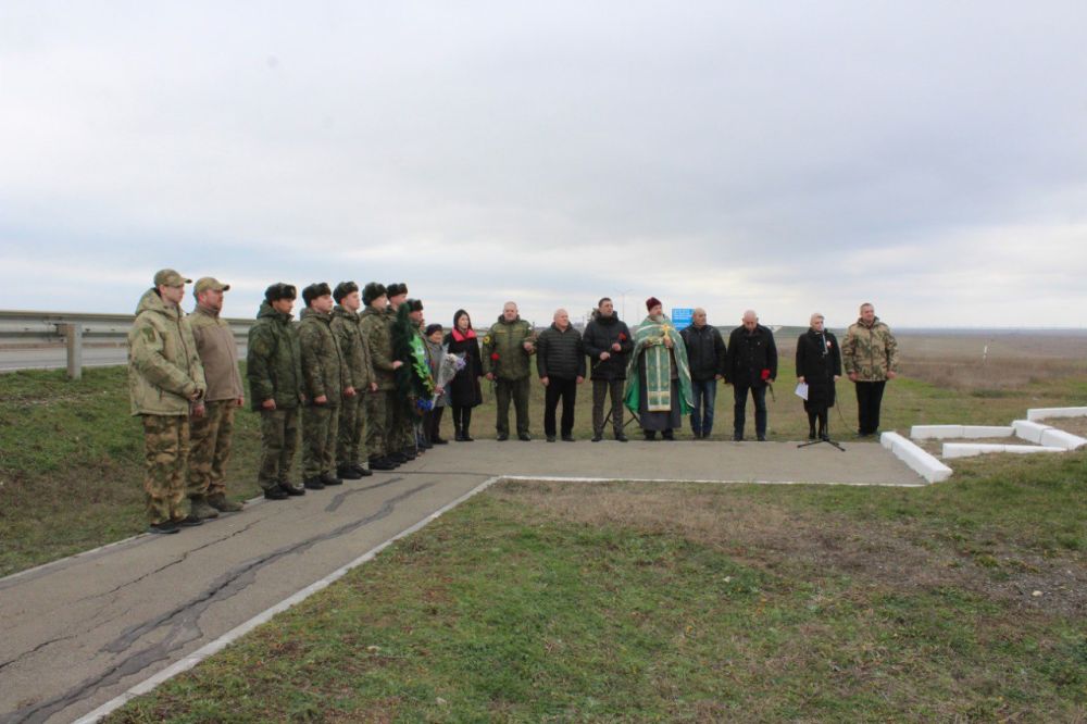 У Памятного знака на Ак-Монайском перешейке прошло памятное мероприятие У Памятного знака на Ак-Монайском перешейке прошло памятное мероприятие