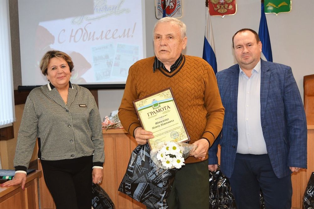 В Первомайском районе отпраздновали 90-летие районной газеты «Крым. Вперёд» В Первомайском районе отпраздновали 90-летие районной газеты «Крым. Вперёд»
