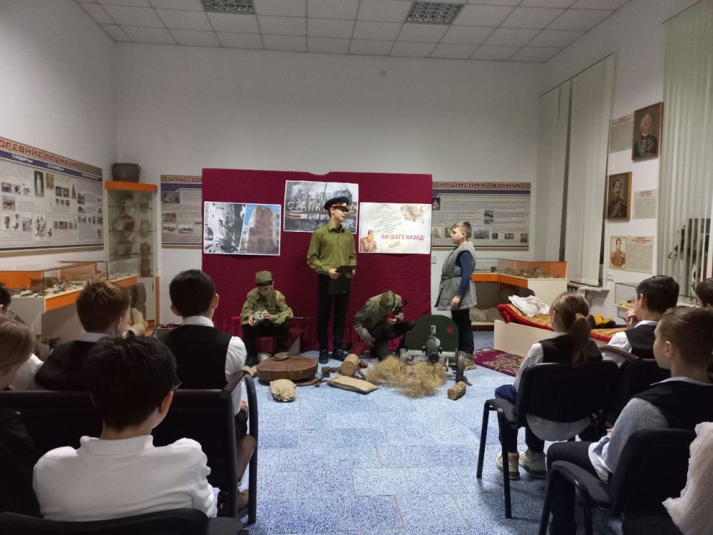 Ко дню разгрома советскими войсками немецко –фашистских войск в Сталинграде в Белогорском районном историко-краеведческом музее прошли мероприятия: «Герои Сталинградской битвы» и «Горящий Сталинград» Ко дню разгрома советскими войсками немецко –фашистских войск в Сталинграде в Белогорском районном историко-краеведческом музее прошли мероприятия: «Герои Сталинградской битвы» и «Горящий Сталинград»