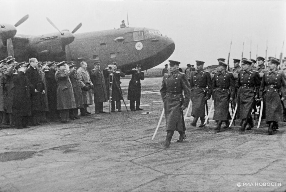  :   1945 