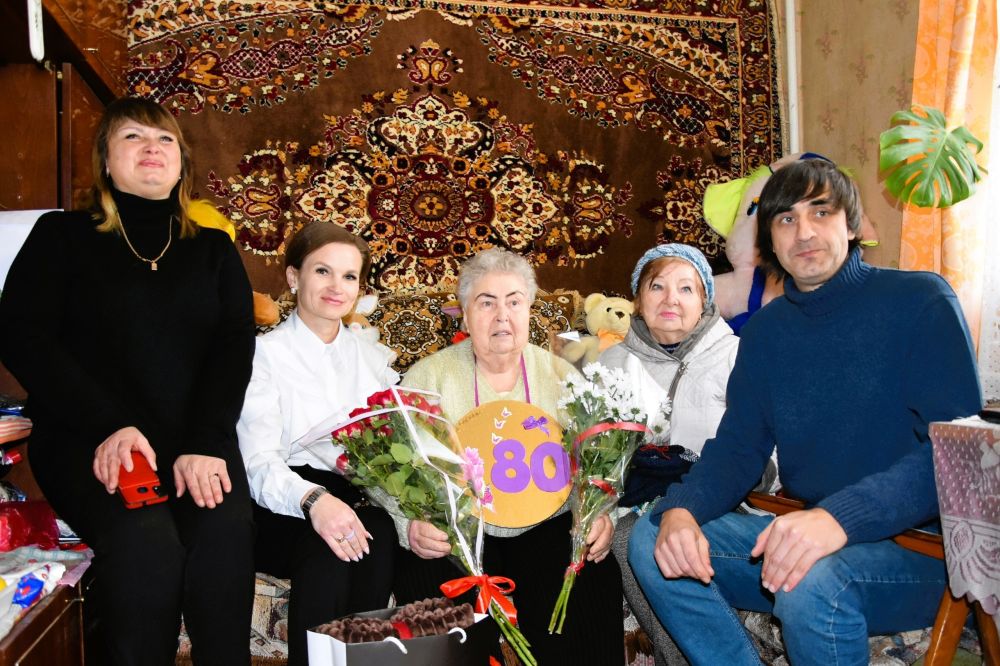 С 80-летним юбилеем поздравили представители городского совета жительницу Бахчисарая — Силаеву Феклу Терентьевну