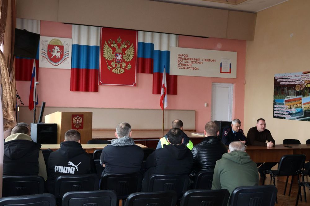 Денис Олейник совместно сотрудниками ГИБДД ОМВД России по Раздольненскому району провели совещание по вопросу организации деятельности по перевозке пассажиров легковым такси на территории Раздольненского района Денис Олейник совместно сотрудниками ГИБДД ОМВД России по Раздольненскому району провели совещание по вопросу организации деятельности по перевозке пассажиров легковым такси на территории Раздольненского района