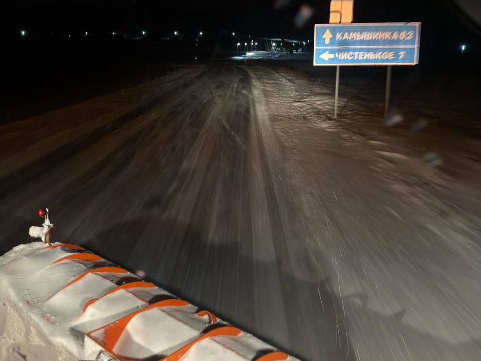 В Крыму 116 единиц техники очищают дороги от снега и наледи В Крыму 116 единиц техники очищают дороги от снега и наледи