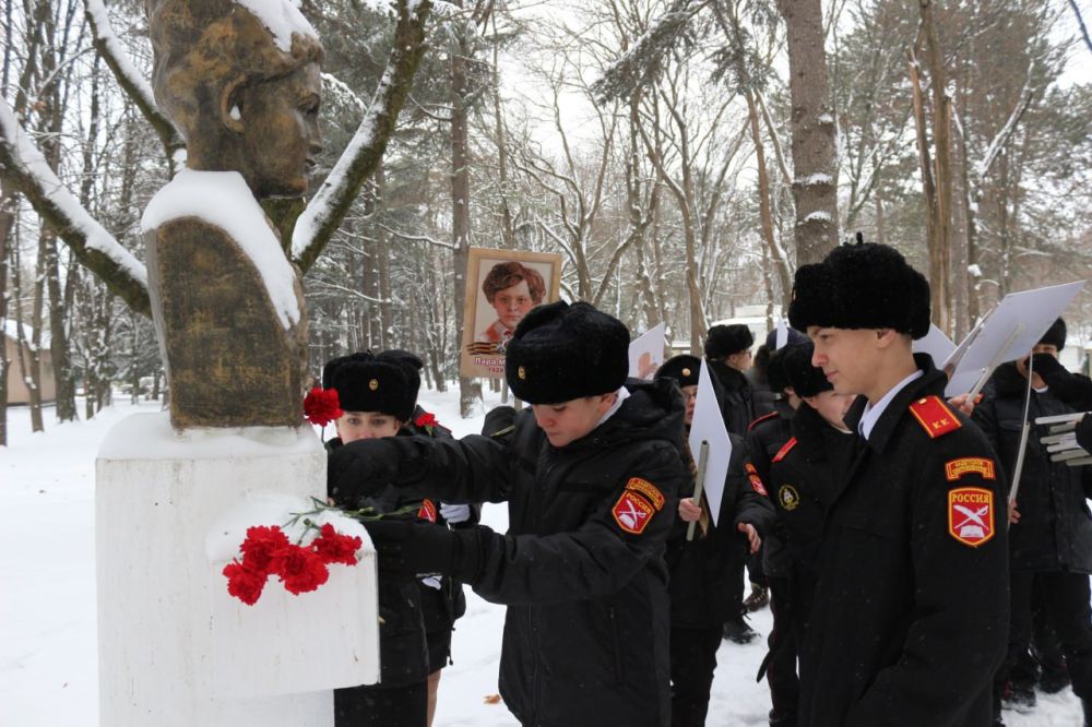 МАРШ ПАМЯТИ. В День юного героя-антифашиста обучающиеся и гости Дворца детского и юношеского творчества прошли торжественным шествием к мемориалу «Аллея пионеров-героев» в сопровождении ансамбля ударных инструментов «Акцент»
