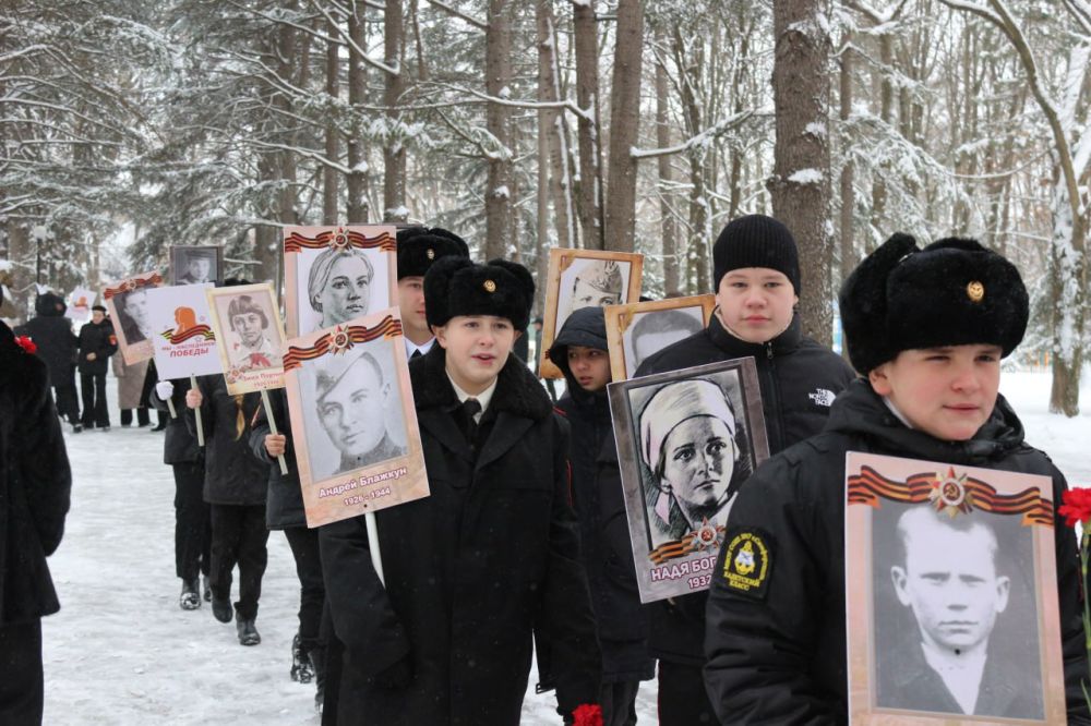 МАРШ ПАМЯТИ. В День юного героя-антифашиста обучающиеся и гости Дворца детского и юношеского творчества прошли торжественным шествием к мемориалу «Аллея пионеров-героев» в сопровождении ансамбля ударных инструментов «Акцент»