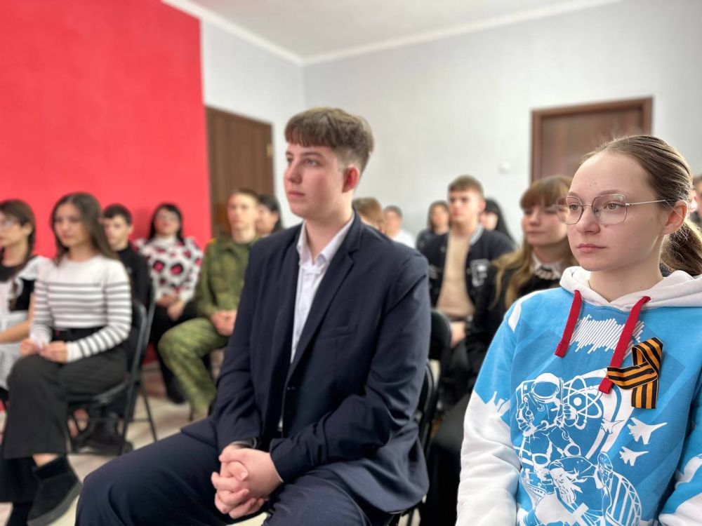 В Молодежном центре пгт. Советского прошла встреча молодежи с участниками специальной военной операции «Говорим с Героем» В Молодежном центре пгт. Советского прошла встреча молодежи с участниками специальной военной операции «Говорим с Героем»
