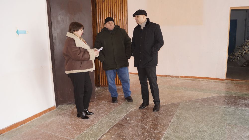 Руководители района посетили Дома культуры в селах Урожайное и Чернозёмное, где ведется частичный ремонт в помещениях Руководители района посетили Дома культуры в селах Урожайное и Чернозёмное, где ведется частичный ремонт в помещениях