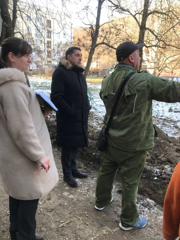 По поручению главы администрации Бахчисарайского района Анжелики Ястребовой продолжаются рабочие поездки в сельские поселения, в рамках которых осуществляется мониторинг дворовых территорий с целью оценки состояния благоустройства. По поручению главы администрации Бахчисарайского района Анжелики Ястребовой продолжаются рабочие поездки в сельские поселения, в рамках которых осуществляется мониторинг дворовых территорий с целью оценки состояния благоустройства.