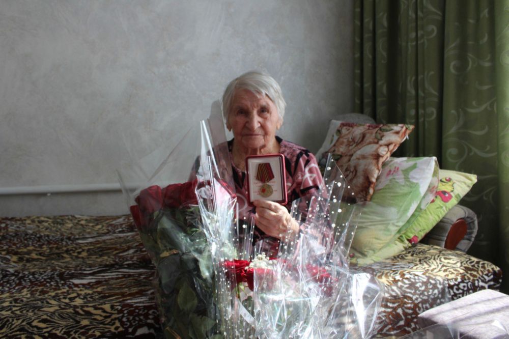 Сегодня глава администрации Ленинского района Игорь Крутьков совместно с министром образования, науки и молодежи Республики Крым Валентиной Лаврик встретились с ветераном Великой Отечественной войны, участницей боевых...