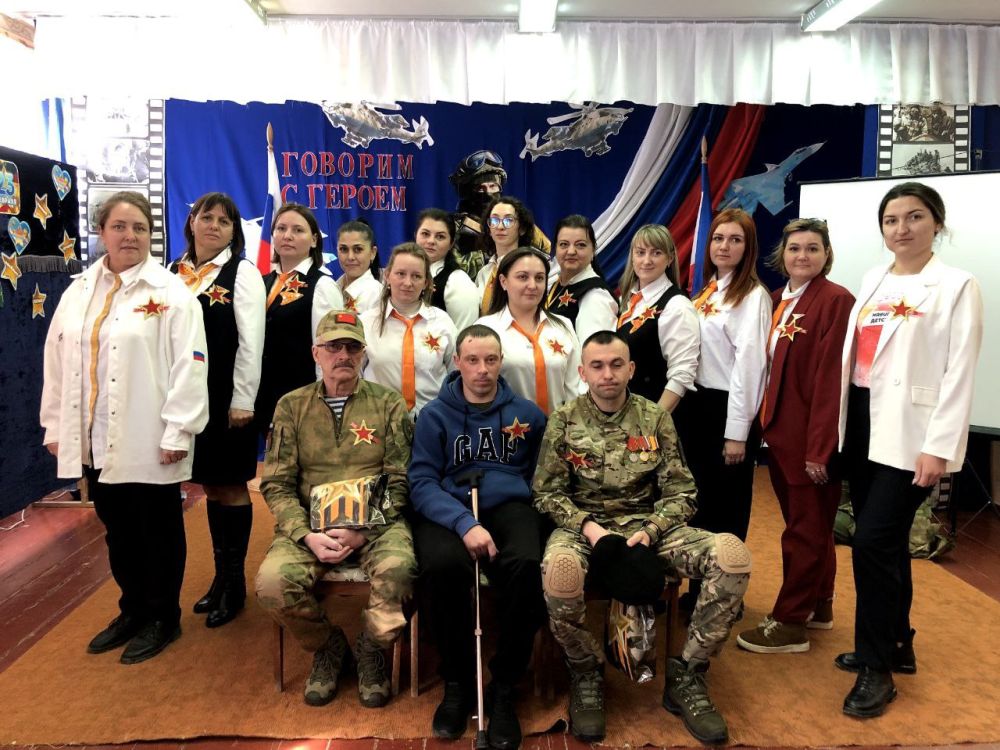 Говорим с Героем. В рамках цикла муниципальных встреч «Говорим с Героем», посвященных Дню защитника Отечества, 19 февраля в Чкаловской школе Нижнегорского района состоялась встреча активистов ученического самоуправления...
