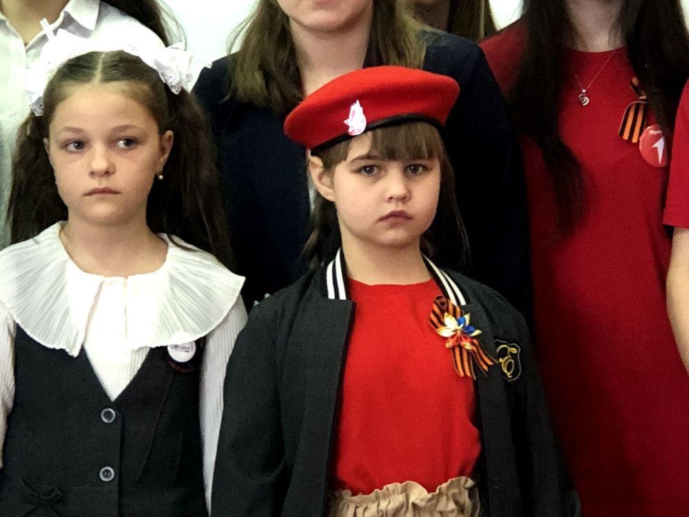 Говорим с Героем. В рамках цикла муниципальных встреч «Говорим с Героем», посвященных Дню защитника Отечества, 19 февраля в Чкаловской школе Нижнегорского района состоялась встреча активистов ученического самоуправления...