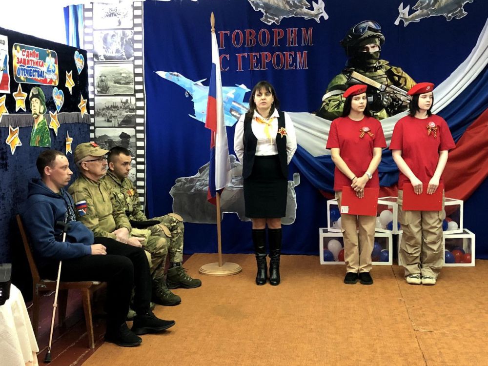 Говорим с Героем. В рамках цикла муниципальных встреч «Говорим с Героем», посвященных Дню защитника Отечества, 19 февраля в Чкаловской школе Нижнегорского района состоялась встреча активистов ученического самоуправления...