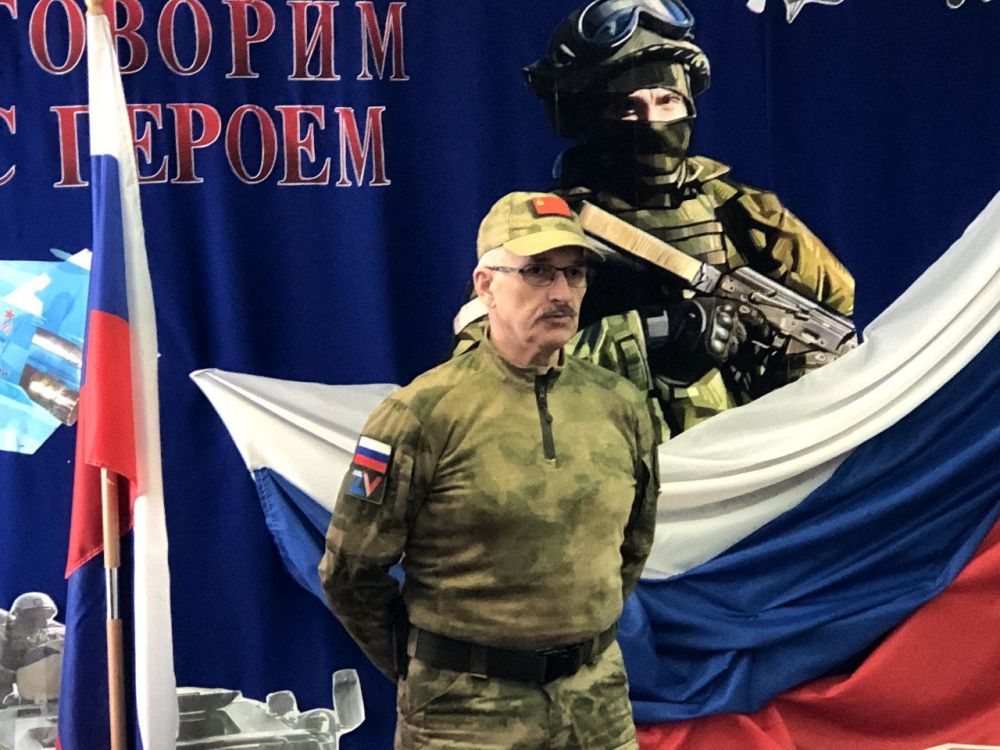 Говорим с Героем. В рамках цикла муниципальных встреч «Говорим с Героем», посвященных Дню защитника Отечества, 19 февраля в Чкаловской школе Нижнегорского района состоялась встреча активистов ученического самоуправления...