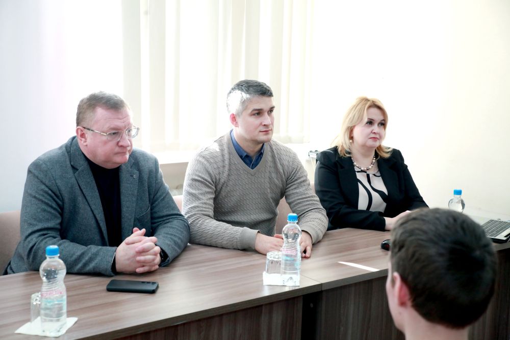 Алексей Натаров встретился со студентами старших курсов Мединститута КФУ им. В. И. Вернадского Алексей Натаров встретился со студентами старших курсов Мединститута КФУ им. В. И. Вернадского