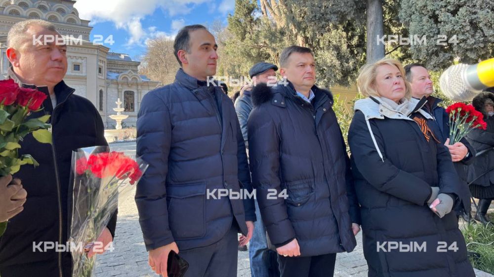 В Алупке торжественно открыли памятник юным партизанам-подпольщикам В Алупке торжественно открыли памятник юным партизанам-подпольщикам