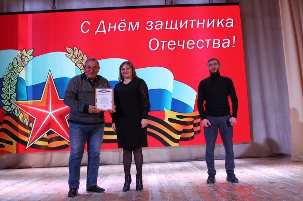 Валентина Варава: В ходе торжественного мероприятия, посвященного празднованию Дня защитника Отечества, с гордостью вручила благодарственные грамоты сотрудникам Белогорского филиала ГУП РК &quot;Вода Крыма&quot;