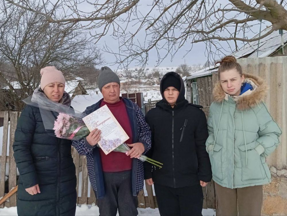 В День защитника Отечества школьники Белогорского района посетили семьи погибших защитников – жён, матерей и отцов, разделив с ними этот особенный день В День защитника Отечества школьники Белогорского района посетили семьи погибших защитников – жён, матерей и отцов, разделив с ними этот особенный день