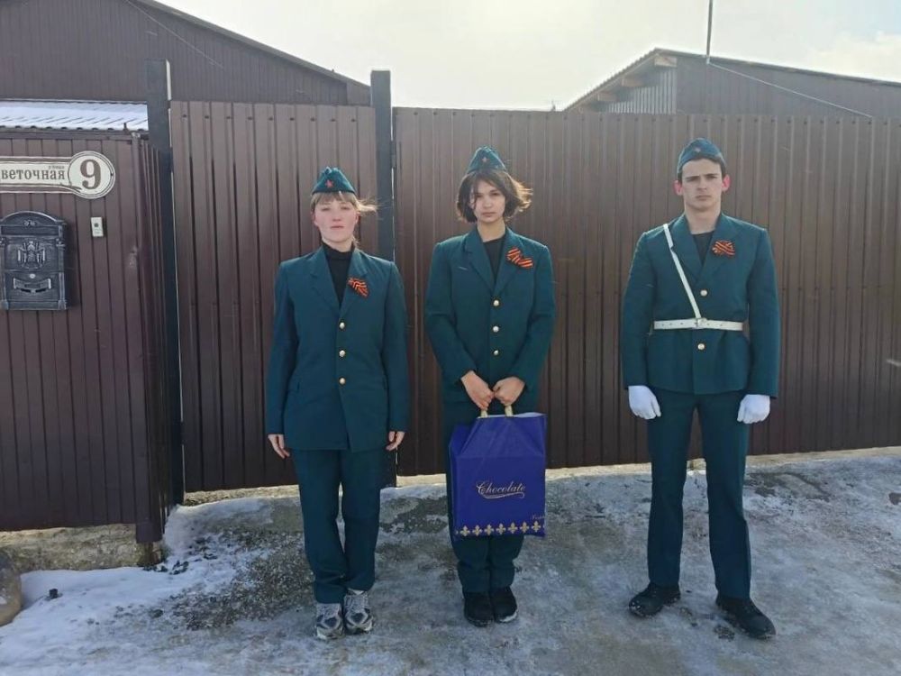 В День защитника Отечества школьники Белогорского района посетили семьи погибших защитников – жён, матерей и отцов, разделив с ними этот особенный день В День защитника Отечества школьники Белогорского района посетили семьи погибших защитников – жён, матерей и отцов, разделив с ними этот особенный день