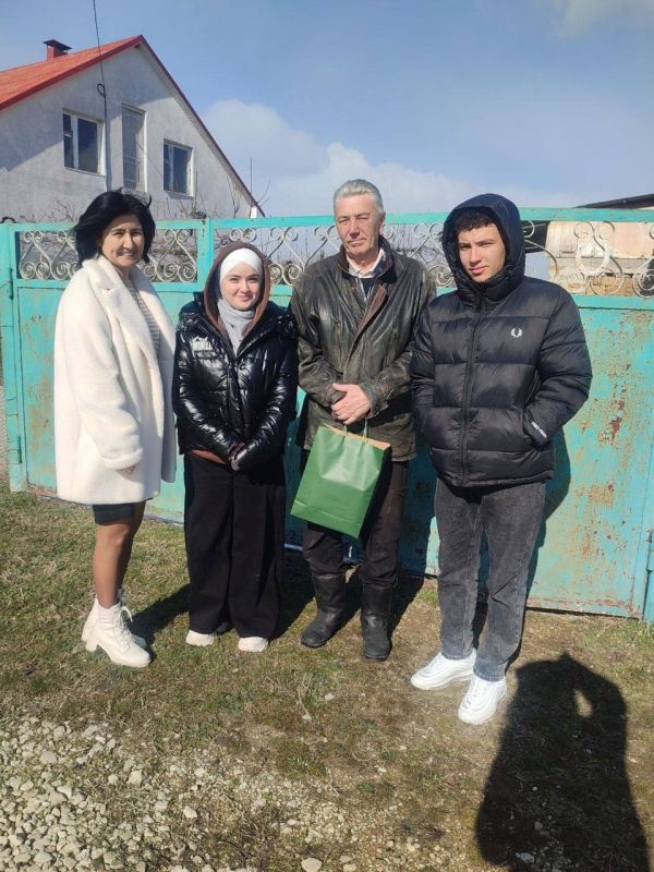 В День защитника Отечества школьники Белогорского района посетили семьи погибших защитников – жён, матерей и отцов, разделив с ними этот особенный день В День защитника Отечества школьники Белогорского района посетили семьи погибших защитников – жён, матерей и отцов, разделив с ними этот особенный день