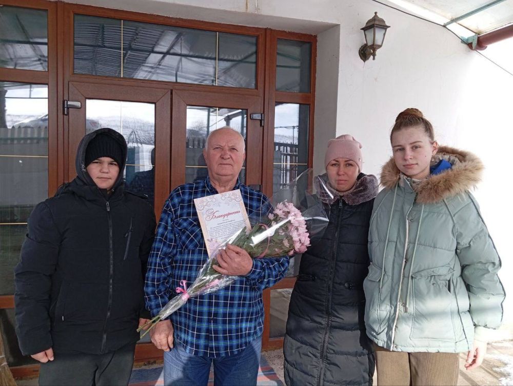В День защитника Отечества школьники Белогорского района посетили семьи погибших защитников – жён, матерей и отцов, разделив с ними этот особенный день В День защитника Отечества школьники Белогорского района посетили семьи погибших защитников – жён, матерей и отцов, разделив с ними этот особенный день