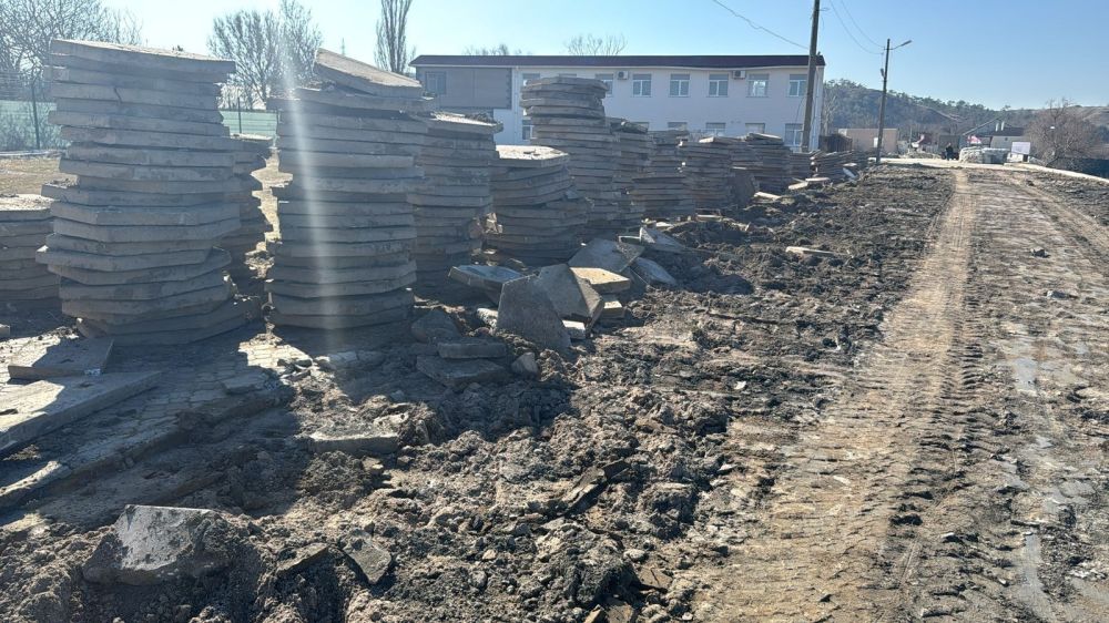 Энвер Аблаев в ходе рабочей поездки посмотрел ход работ на втором этапе капитального ремонта набережной в Песчаном Бахчисарайского района. Энвер Аблаев в ходе рабочей поездки посмотрел ход работ на втором этапе капитального ремонта набережной в Песчаном Бахчисарайского района.