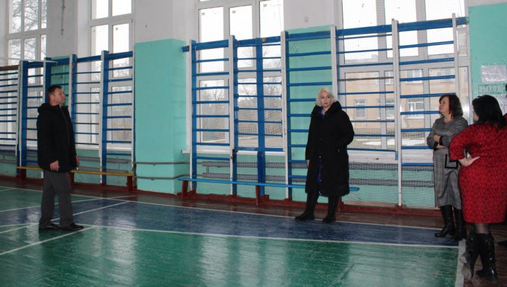 Руководство Ленинского района проверили состояние образовательных учреждений в селах Приозерное и Челядиново Руководство Ленинского района проверили состояние образовательных учреждений в селах Приозерное и Челядиново