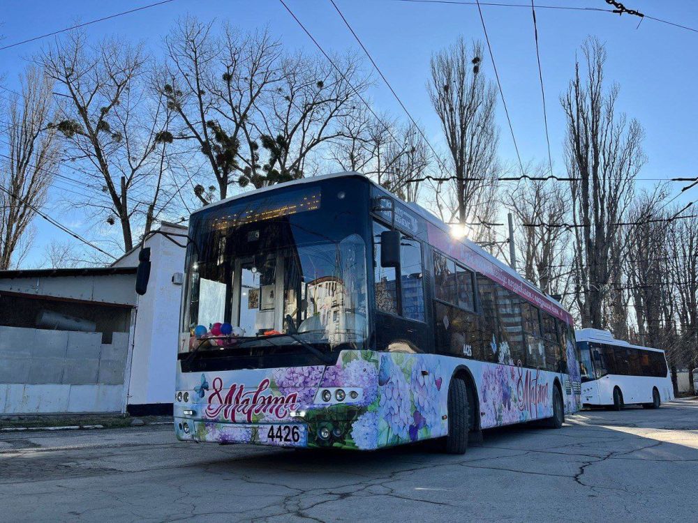 В преддверии 8 Марта в Крыму курсируют тематические троллейбусы В преддверии 8 Марта в Крыму курсируют тематические троллейбусы