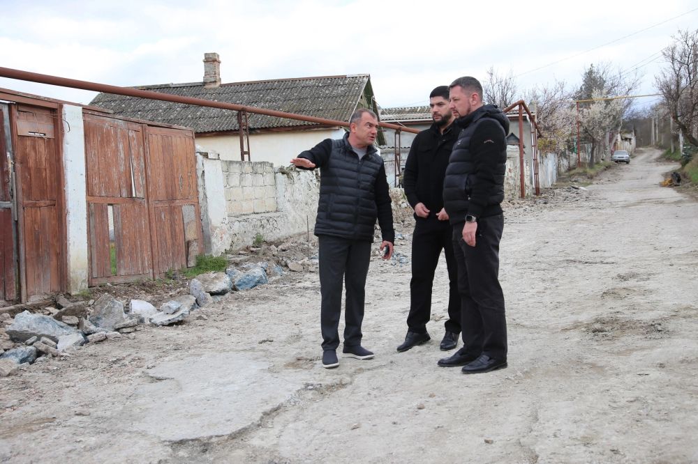 Глава администрации города Бахчисарая Дмитрий Скобликов проверил ход выполнения ремонтных работ улиц К. Маркса и Б. Хмельницкого Глава администрации города Бахчисарая Дмитрий Скобликов проверил ход выполнения ремонтных работ улиц К. Маркса и Б. Хмельницкого