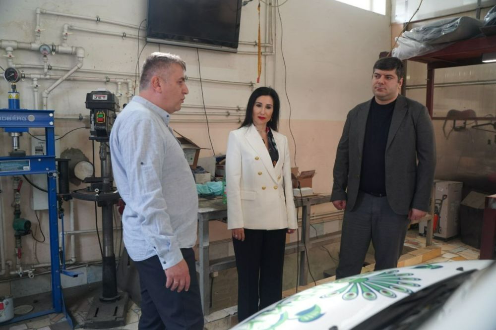 Анушаван Агаджанян посетил крымское предприятие, которое занимается производством электромобилей специального назначения