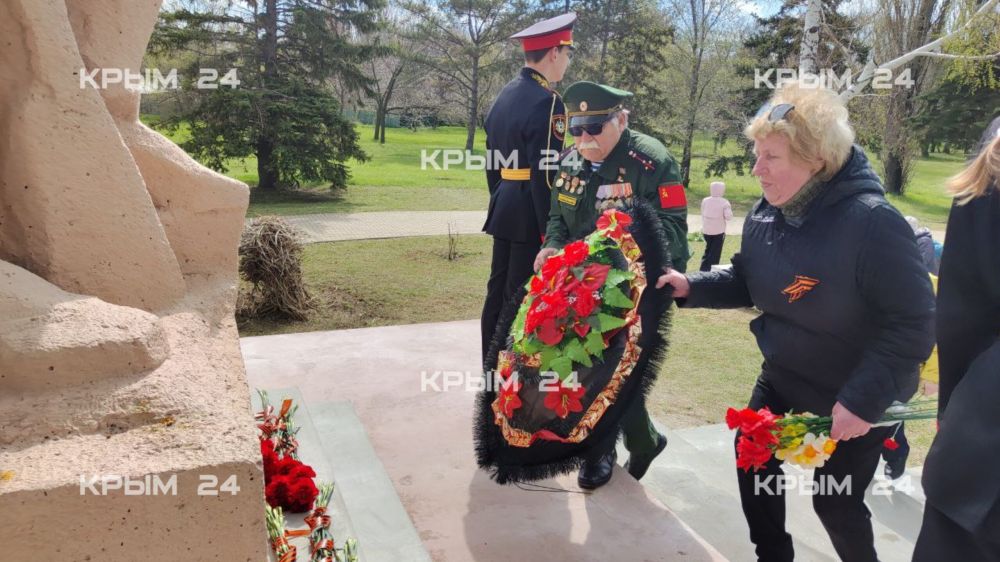 В Армянске почтили память павших красноармейцев в День освобождения города от фашистских войск В Армянске почтили память павших красноармейцев в День освобождения города от фашистских войск