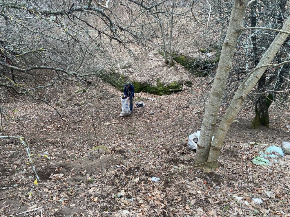 Сотрудники Алуштинского и Белогорского лесхозов провели уборку мусора на территориях Алуштинского и Судакского лесничеств Сотрудники Алуштинского и Белогорского лесхозов провели уборку мусора на территориях Алуштинского и Судакского лесничеств