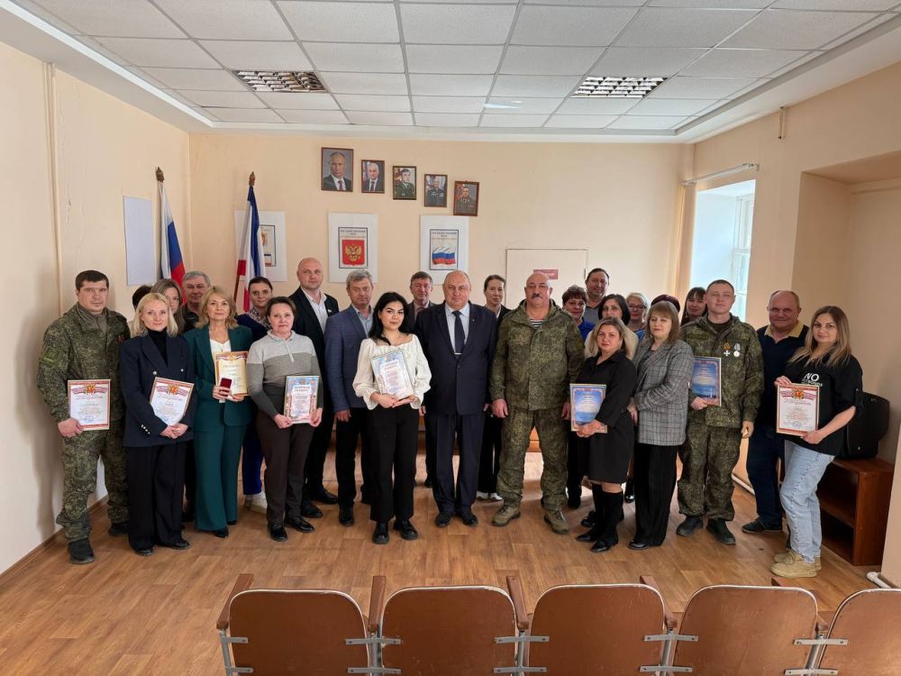 В Керчи чествовали сотрудников военкомата во главе с военным комиссаром по г. Керчи и Ленинскому району Валерием МУРАДОВЫМ с профессиональным праздником. В Керчи чествовали сотрудников военкомата во главе с военным комиссаром по г. Керчи и Ленинскому району Валерием МУРАДОВЫМ с профессиональным праздником.