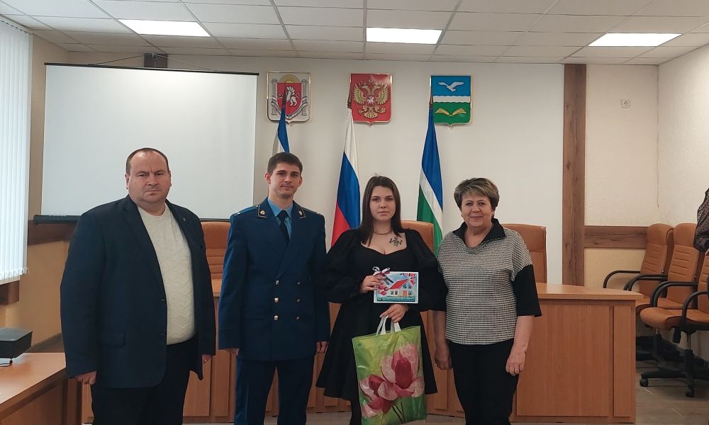 Зоя Карлюга, Александр Соколовский и Роман Дугаренко вручили ключи от квартир и сертификат на приобретение благоустроенного помещения жителям Первомайского района Зоя Карлюга, Александр Соколовский и Роман Дугаренко вручили ключи от квартир и сертификат на приобретение благоустроенного помещения жителям Первомайского района