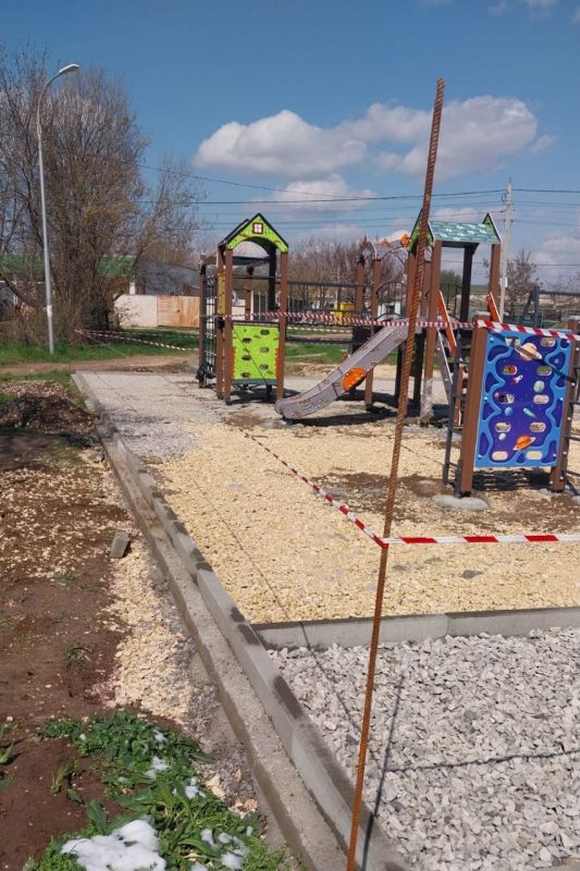 Александр Юрьев: В рамках программы «Формирование современной городской среды городского округа Евпатория Республики Крым» на территории муниципалитета благоустраиваем три детских игровых площадки по адресам: