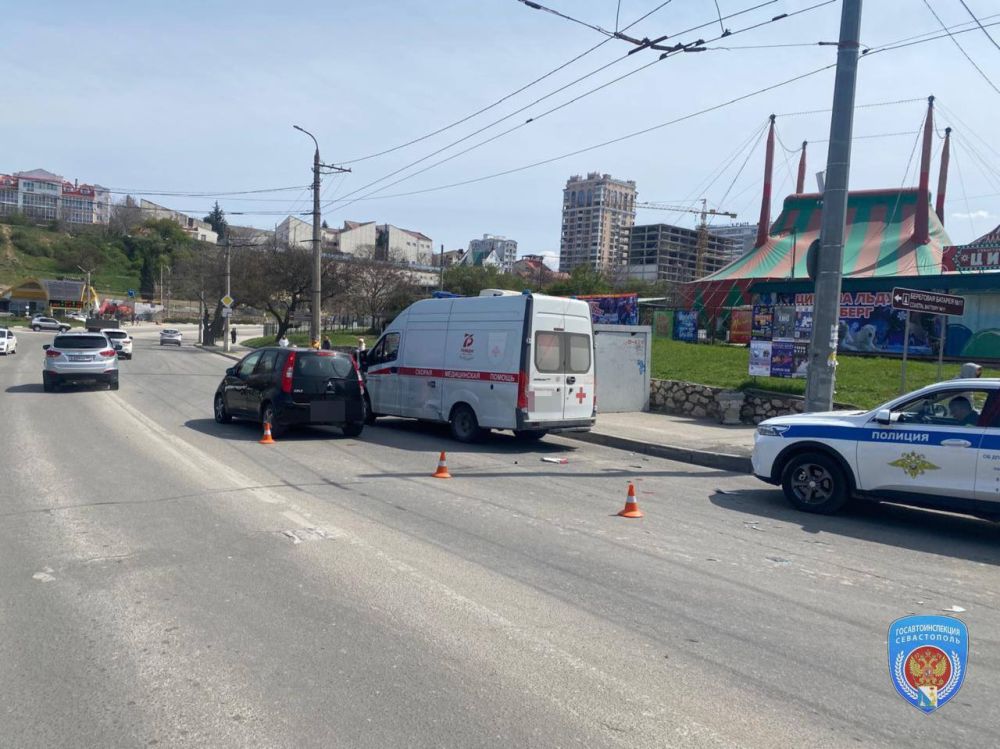 В Севастополе столкнулись машина скорой помощи и легковушка В Севастополе столкнулись машина скорой помощи и легковушка