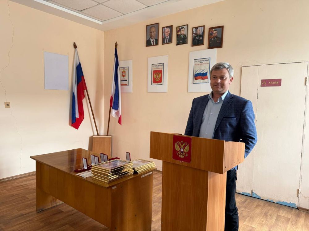 В Керчи чествовали сотрудников военкомата во главе с военным комиссаром по г. Керчи и Ленинскому району Валерием МУРАДОВЫМ с профессиональным праздником. В Керчи чествовали сотрудников военкомата во главе с военным комиссаром по г. Керчи и Ленинскому району Валерием МУРАДОВЫМ с профессиональным праздником.