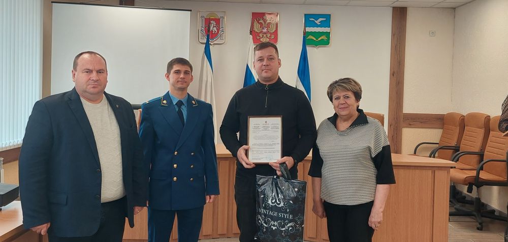 Зоя Карлюга, Александр Соколовский и Роман Дугаренко вручили ключи от квартир и сертификат на приобретение благоустроенного помещения жителям Первомайского района Зоя Карлюга, Александр Соколовский и Роман Дугаренко вручили ключи от квартир и сертификат на приобретение благоустроенного помещения жителям Первомайского района