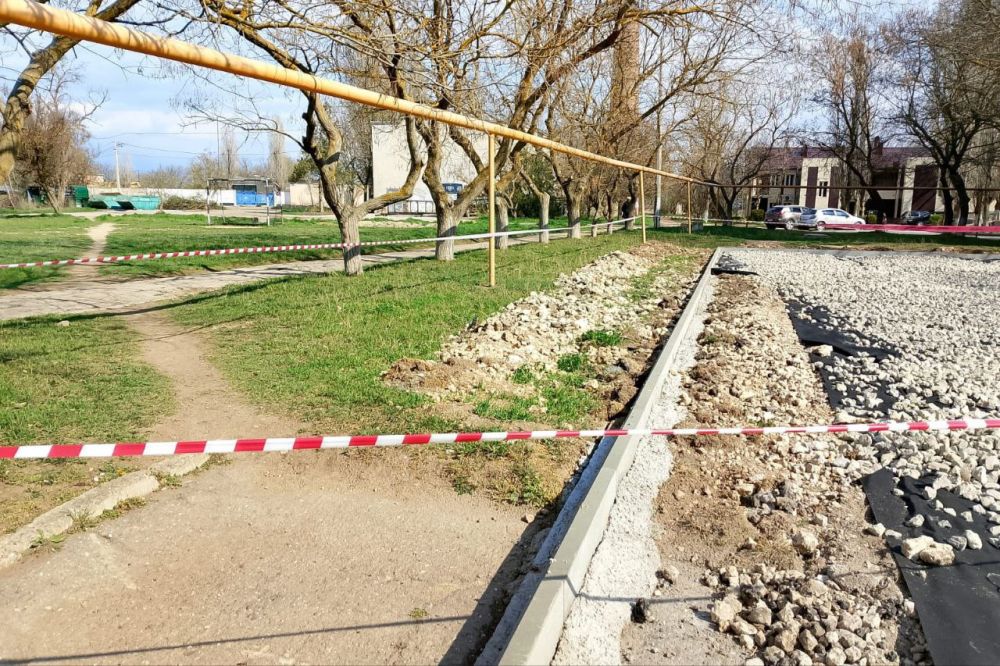 Александр Юрьев: В рамках программы «Формирование современной городской среды городского округа Евпатория Республики Крым» на территории муниципалитета благоустраиваем три детских игровых площадки по адресам:
