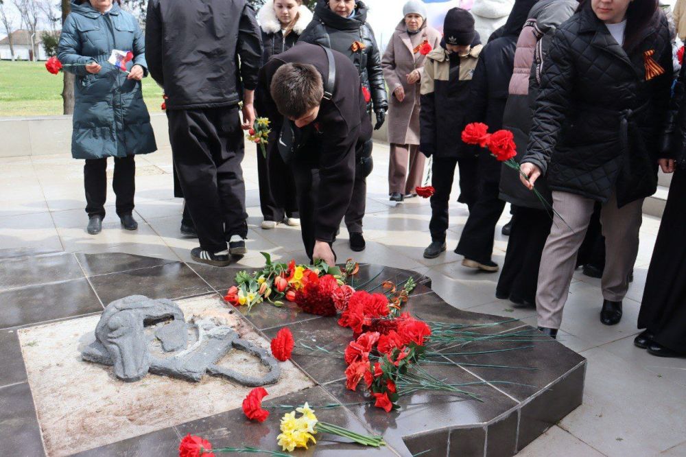 Инна Федоренко: В самом сердце патриотического воспитания нашего района, в пгт Вольное, сегодня открыли весенний этап проекта «Вахта Памяти поколений – «Пост № 1», который продлится до 9 мая