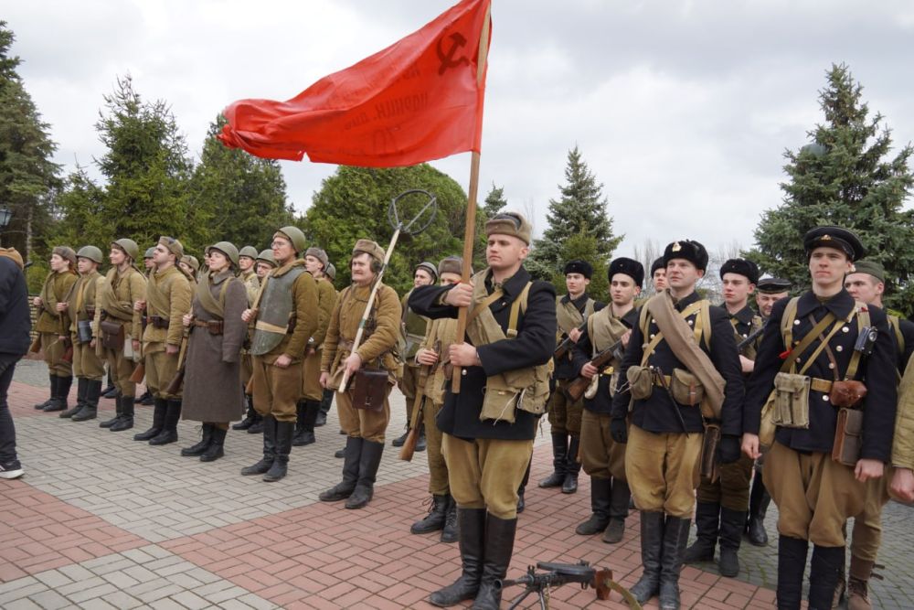 Цветы к местам боевой славы возлагают керчане в День освобождения Керчи от немецко-фашистских захватчиков Цветы к местам боевой славы возлагают керчане в День освобождения Керчи от немецко-фашистских захватчиков