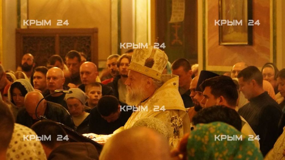 В Александро-Невском кафедральном соборе в Симферополе началась полунощница