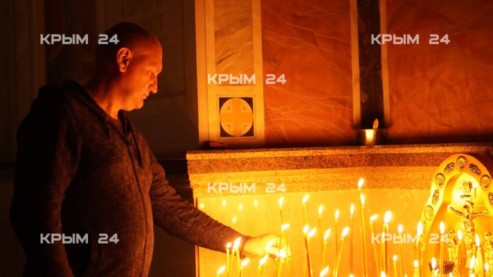 В Александро-Невском кафедральном соборе в Симферополе началась полунощница