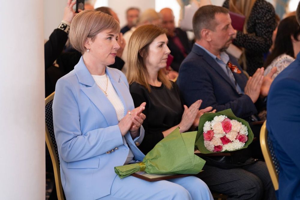 Михаил Развожаев: В преддверии Дня местного самоуправления накануне вручил награды муниципальным служащим и депутатам советов внутригородских муниципальных образований