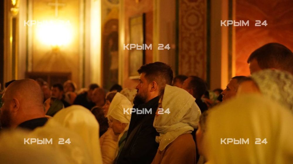 В Александро-Невском кафедральном соборе в Симферополе началась полунощница
