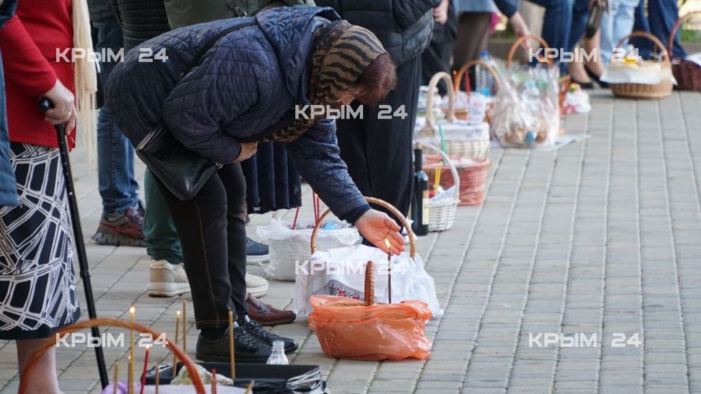 В храм Трёх Святителей в Симферополе продолжают приходить крымчане, чтобы освятить пасхальные куличи и яйца