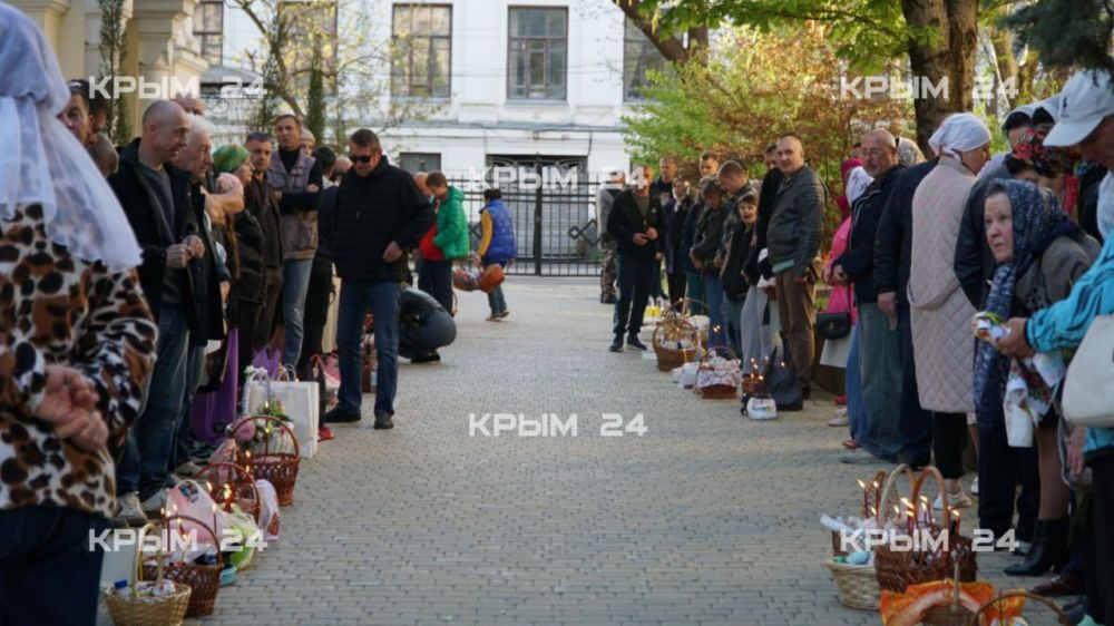 В храм Трёх Святителей в Симферополе продолжают приходить крымчане, чтобы освятить пасхальные куличи и яйца