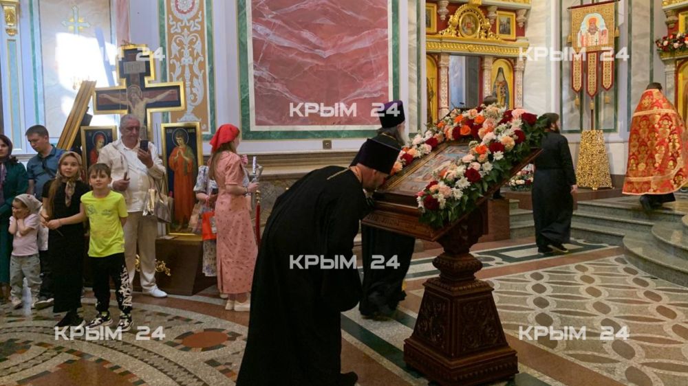 Благодатный огонь прибыл в Симферополь Благодатный огонь прибыл в Симферополь